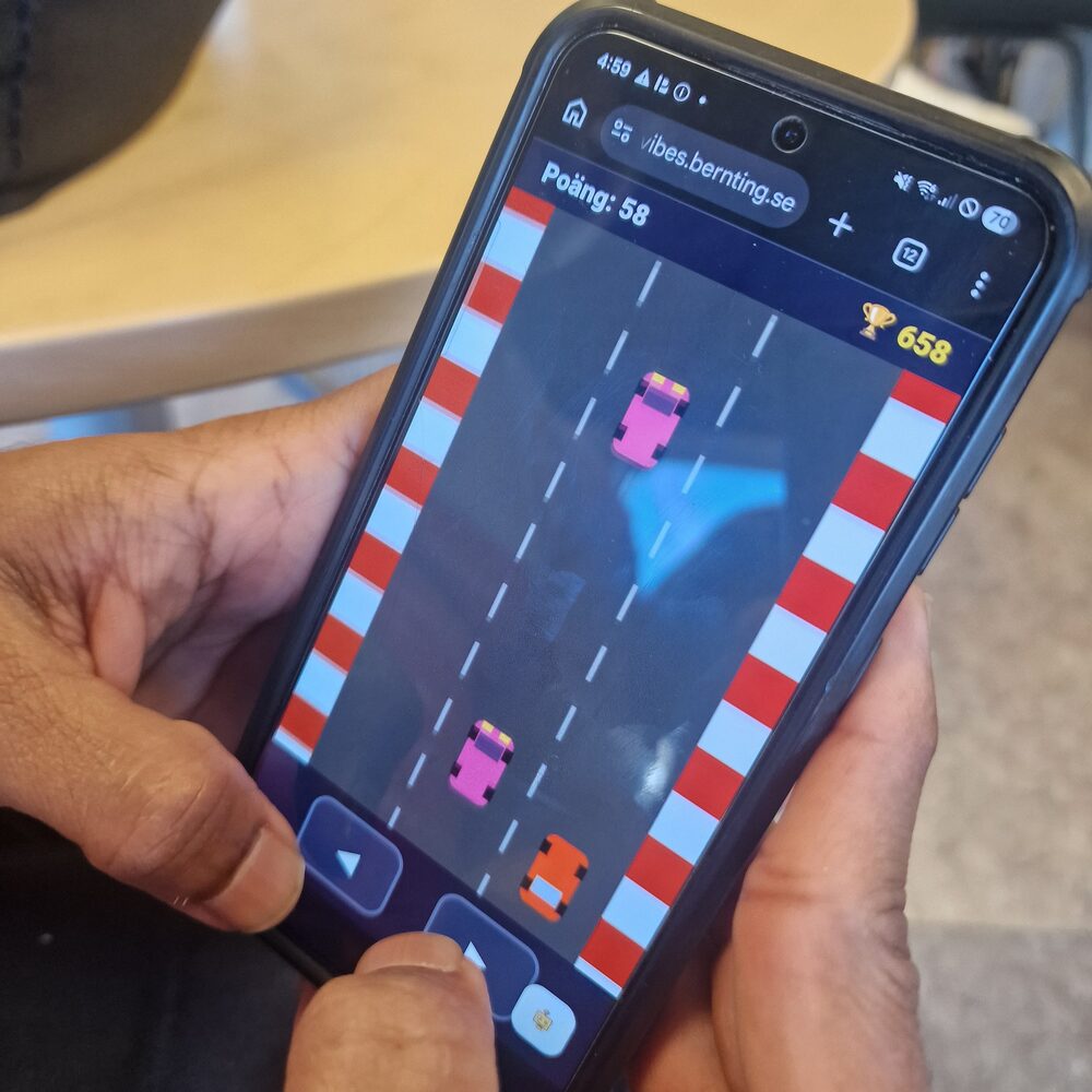 Ett bilspel byggt under workshoppen, spelat på en mobil.