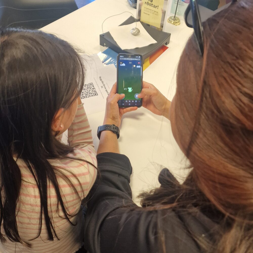 En liten varelse-app som barnet och en vuxen tittar på tillsammans.