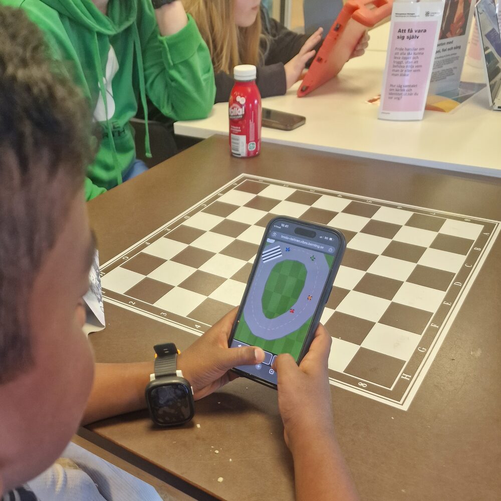 Ett racingspel byggt under workshoppen, spelat på en mobil.